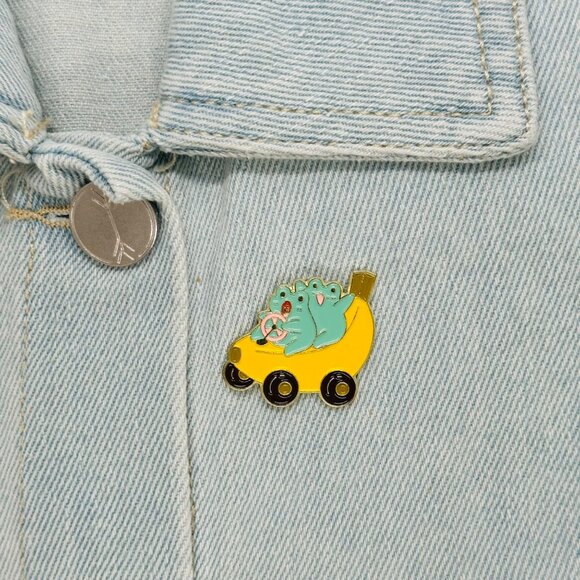 ☀️Oz Fun Frogs Enamel Pin Banana Fuit Car Cartoon Animal Brooch Yellow New☀️ - Picture 1 of 7